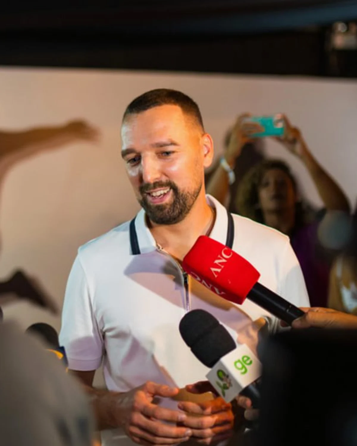 Dmitry Saksonov responde às perguntas de jornalistas em uma entrevista coletiva